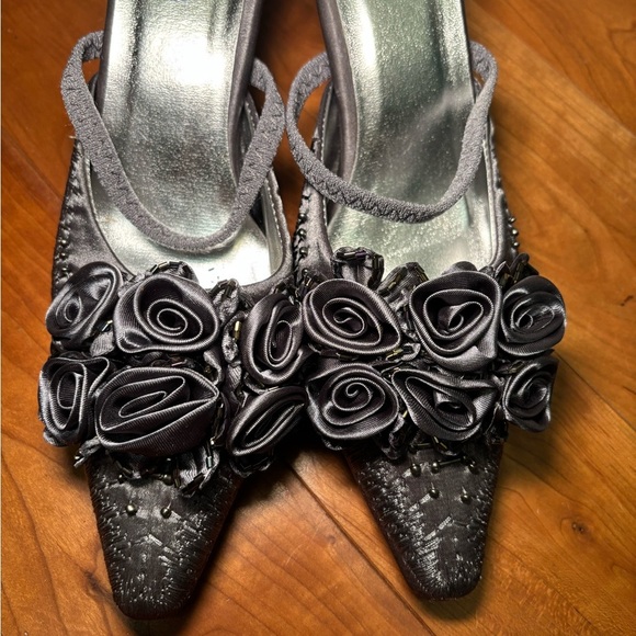 Vintage Gray Women's Shoes with Floral Design - Picture 2 of 5